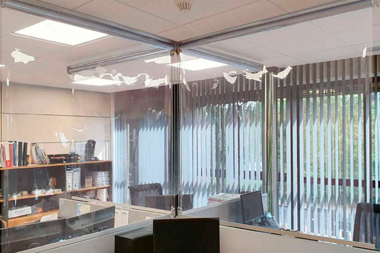 Protege tu espacio laboral con cortinas enrollables o mamparas